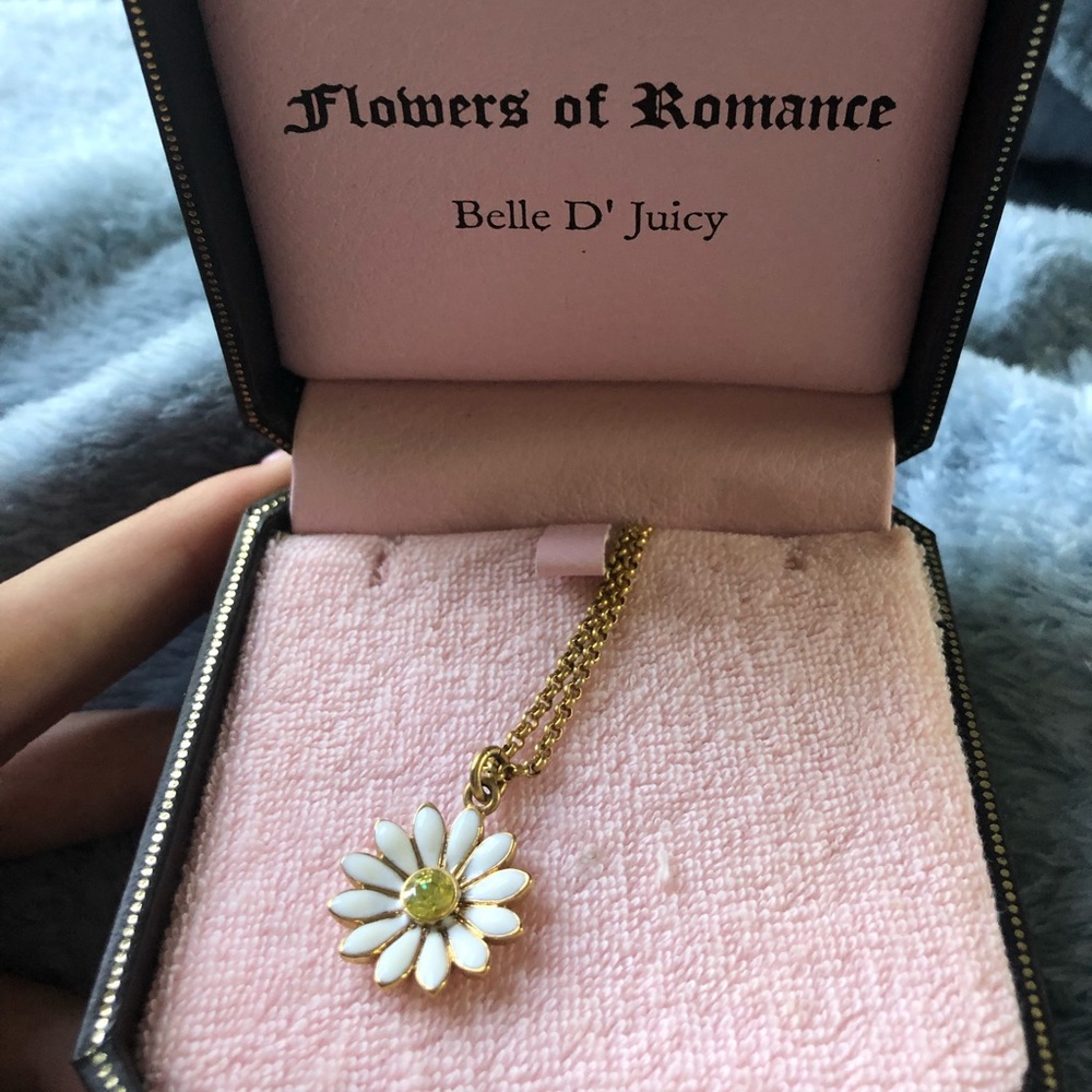 Beautiful Juicy Couture Daisy Necklace